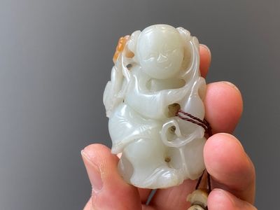 Two Chinese white and celadon jade carved standing boys, Qing — 照片 3