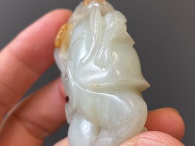 Two Chinese white and celadon jade carved standing boys, Qing — 照片 9