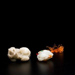 Two Chinese white and celadon jade carved standing boys, Qing — 照片 6