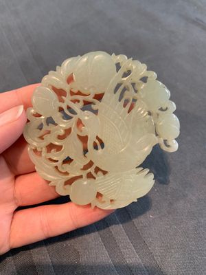 Two Chinese white and celadon jade 'crane' and 'deity' plaques, Qing — photo 2