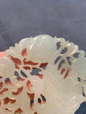 Two Chinese white and celadon jade 'crane' and 'deity' plaques, Qing — photo 7