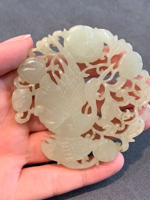 Two Chinese white and celadon jade 'crane' and 'deity' plaques, Qing — photo 8