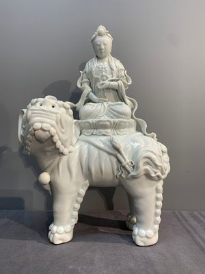 Two Chinese white-glazed Bodhisattva, a sancai-glazed duck and a turquoise-glazed lion, 20th C. — photo 1