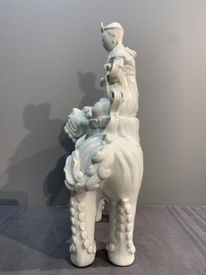 Two Chinese white-glazed Bodhisattva, a sancai-glazed duck and a turquoise-glazed lion, 20th C. — photo 2
