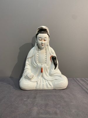 Two Chinese white-glazed Bodhisattva, a sancai-glazed duck and a turquoise-glazed lion, 20th C. — photo 7