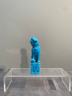 Two Chinese white-glazed Bodhisattvas, a sancai-glazed duck and a turquoise-glazed lion, 20th C. — foto 20