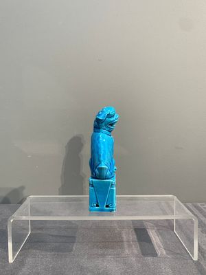 Two Chinese white-glazed Bodhisattvas, a sancai-glazed duck and a turquoise-glazed lion, 20th C. — foto 22