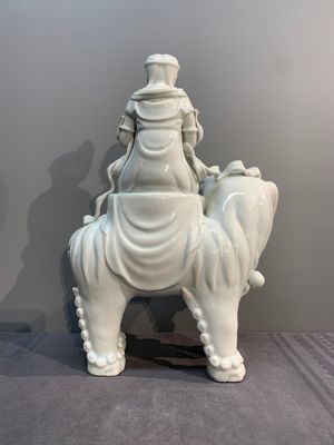 Two Chinese white-glazed Bodhisattvas, a sancai-glazed duck and a turquoise-glazed lion, 20th C. — foto 3