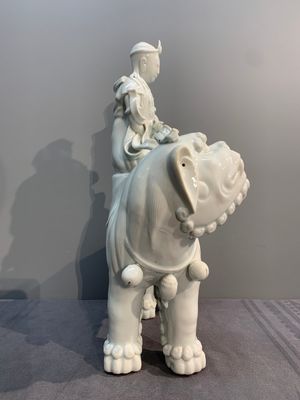 Two Chinese white-glazed Bodhisattvas, a sancai-glazed duck and a turquoise-glazed lion, 20th C. — foto 4
