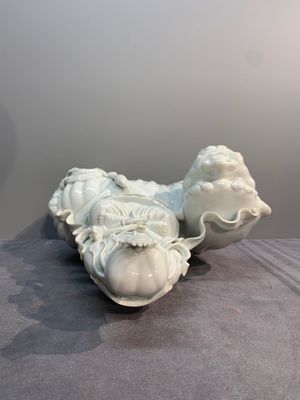 Two Chinese white-glazed Bodhisattvas, a sancai-glazed duck and a turquoise-glazed lion, 20th C. — foto 5