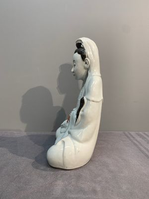 Two Chinese white-glazed Bodhisattvas, a sancai-glazed duck and a turquoise-glazed lion, 20th C. — foto 8
