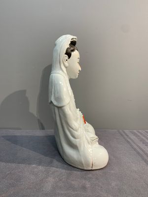Two Chinese white-glazed Bodhisattvas, a sancai-glazed duck and a turquoise-glazed lion, 20th C. — foto 10