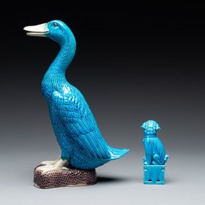 Two Chinese white-glazed Bodhisattvas, a sancai-glazed duck and a turquoise-glazed lion, 20th C. — foto 15