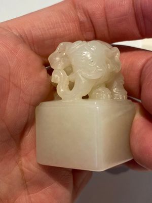 Two Chinese white jade 'elephant' seals of Wen Yuan Ge Bao 文渊阁寳 and Wen Hua Dian Bao 文華殿寶, Qing — 照片 1