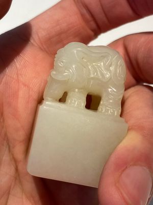 Two Chinese white jade 'elephant' seals of Wen Yuan Ge Bao 文渊阁寳 and Wen Hua Dian Bao 文華殿寶, Qing — 照片 2