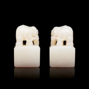 Two Chinese white jade 'elephant' seals of Wen Yuan Ge Bao 文渊阁寳 and Wen Hua Dian Bao 文華殿寶, Qing — 照片 6