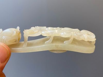 Two Chinese white jade fine carved belt hooks, Qing — 照片 16