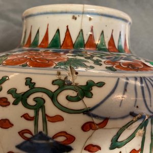Two Chinese wucai vases and covers, Transitional period — photo 28