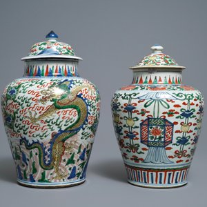 Two Chinese wucai vases and covers, Transitional period — photo 3