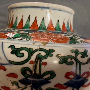 Two Chinese wucai vases and covers, Transitional period — photo 33
