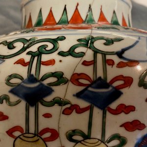 Two Chinese wucai vases and covers, Transitional period — photo 35