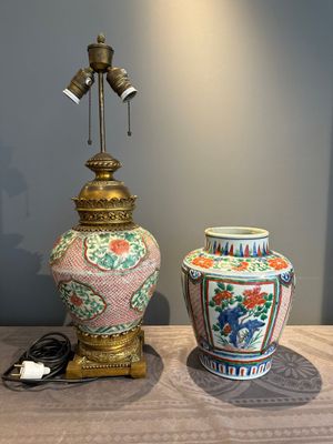 Two Chinese wucai vases, one mounted as a lamp, Transitional period — photo 1