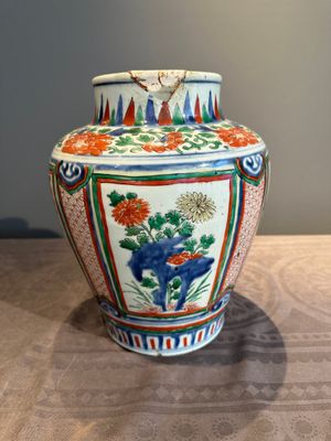 Two Chinese wucai vases, one mounted as a lamp, Transitional period — photo 11