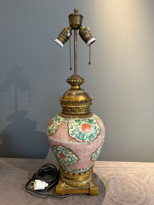 Two Chinese wucai vases, one mounted as a lamp, Transitional period — photo 2