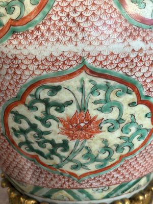 Two Chinese wucai vases, one mounted as a lamp, Transitional period — photo 4