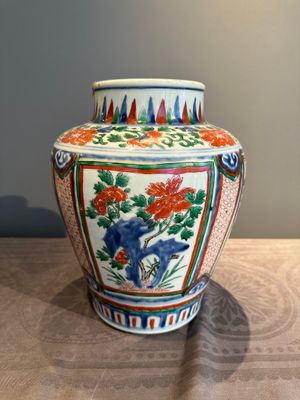 Two Chinese wucai vases, one mounted as a lamp, Transitional period — photo 7