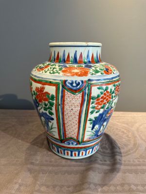 Two Chinese wucai vases, one mounted as a lamp, Transitional period — photo 8