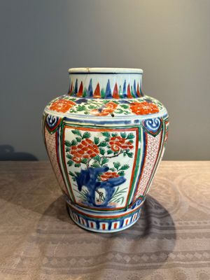 Two Chinese wucai vases, one mounted as a lamp, Transitional period — photo 9