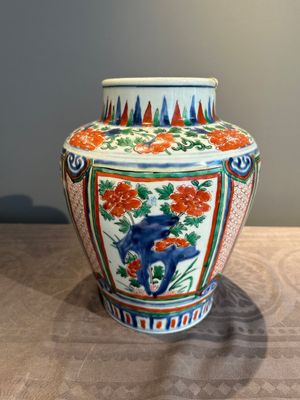 Two Chinese wucai vases, one mounted as a lamp, Transitional period — photo 10