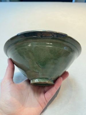 Two Chinese Yaozhou celadon bowls with anhua floral design, Song/Yuan — photo 1