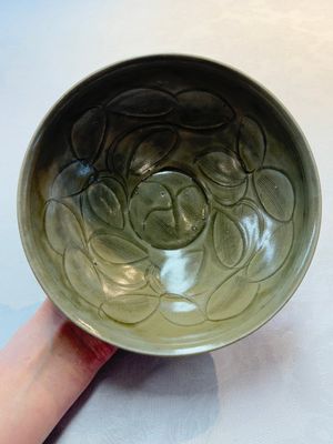 Two Chinese Yaozhou celadon bowls with anhua floral design, Song/Yuan — photo 12