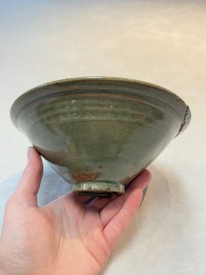 Two Chinese Yaozhou celadon bowls with anhua floral design, Song/Yuan — photo 4