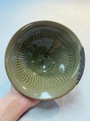 Two Chinese Yaozhou celadon bowls with anhua floral design, Song/Yuan — photo 5