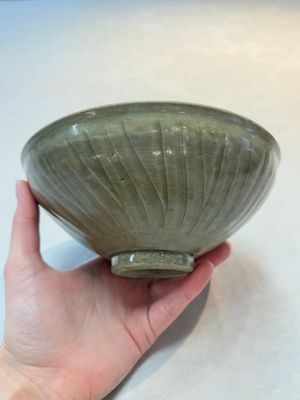 Two Chinese Yaozhou celadon bowls with anhua floral design, Song/Yuan — photo 8