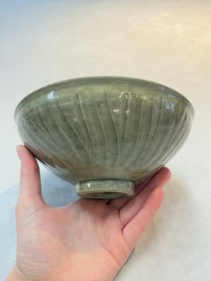 Two Chinese Yaozhou celadon bowls with anhua floral design, Song/Yuan — photo 9