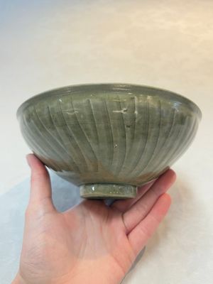 Two Chinese Yaozhou celadon bowls with anhua floral design, Song/Yuan — photo 10