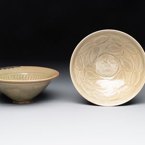 Two Chinese Yaozhou celadon bowls with anhua floral design, Song/Yuan — photo 1