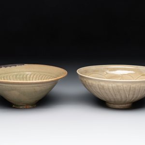 Two Chinese Yaozhou celadon bowls with anhua floral design, Song/Yuan — photo 2