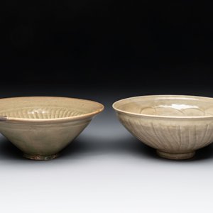 Two Chinese Yaozhou celadon bowls with anhua floral design, Song/Yuan — photo 3
