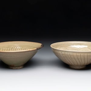 Two Chinese Yaozhou celadon bowls with anhua floral design, Song/Yuan — photo 4