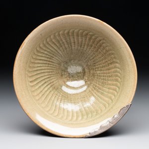 Two Chinese Yaozhou celadon bowls with anhua floral design, Song/Yuan — photo 5