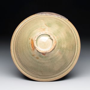 Two Chinese Yaozhou celadon bowls with anhua floral design, Song/Yuan — photo 6