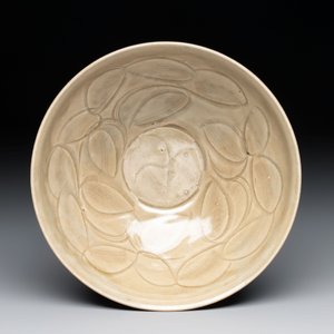 Two Chinese Yaozhou celadon bowls with anhua floral design, Song/Yuan — photo 7