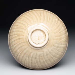 Two Chinese Yaozhou celadon bowls with anhua floral design, Song/Yuan — photo 8