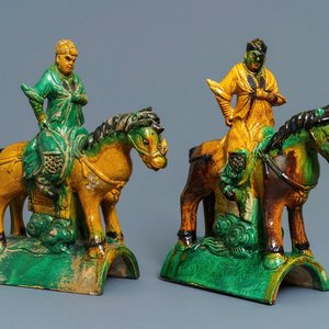 Two Chinese yellow and green-glazed 'horserider' roof tiles, Ming — 照片 1
