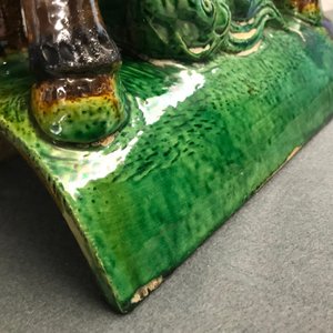 Two Chinese yellow and green-glazed 'horserider' roof tiles, Ming — 照片 15